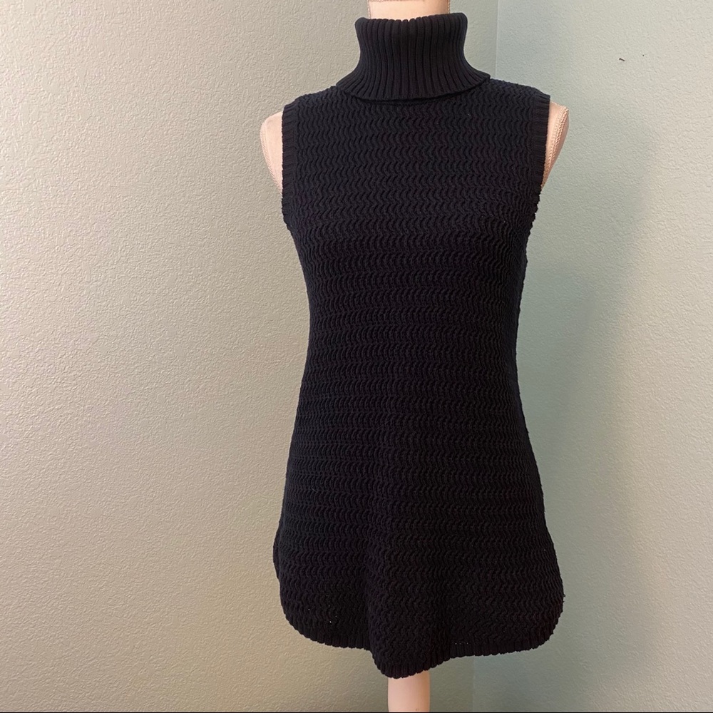 Lucy & Laurel Black Sleeveless Turtleneck Sweater